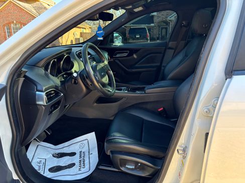 Used 2019 Jaguar F-PACE Premium image 4