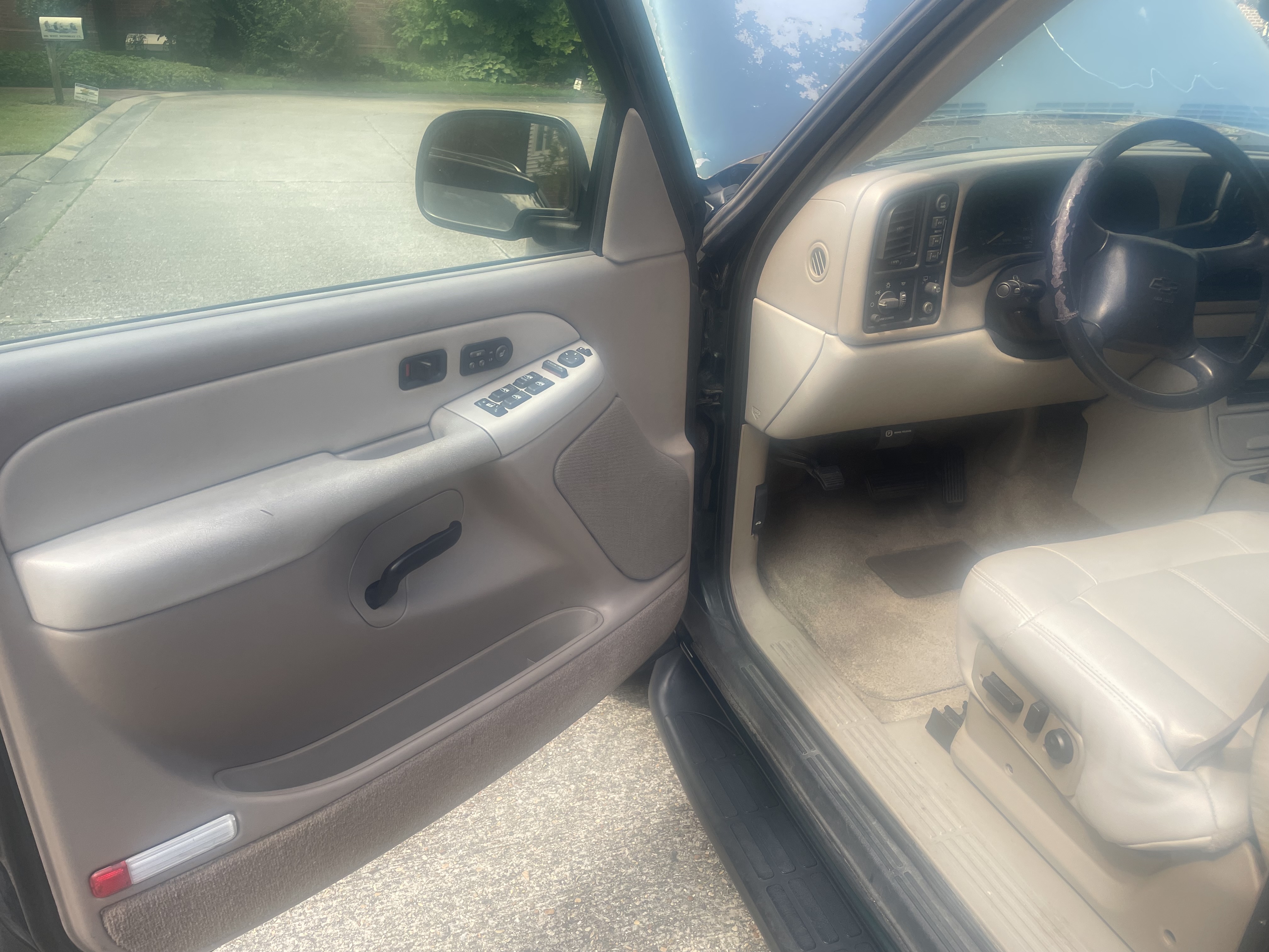 Used 2001 Chevrolet Tahoe LT w/ LT Preferred Equipment Group AWD/4WD image 6