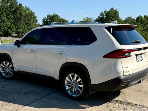 Used 2024 Toyota Grand Highlander AWD image 4