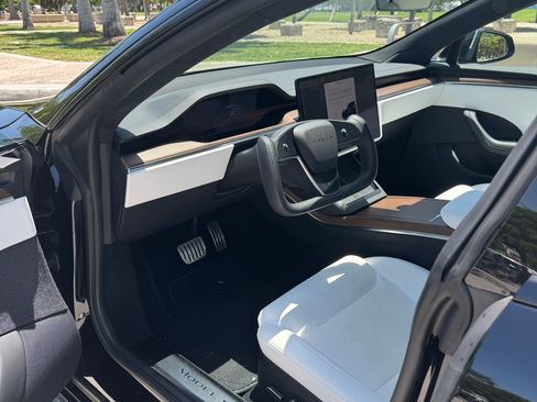 Used 2023 Tesla Model S Standard Range image 9