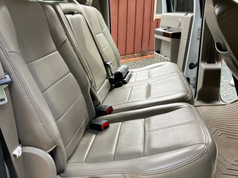 Used 2010 Ford F250 Lariat image 10