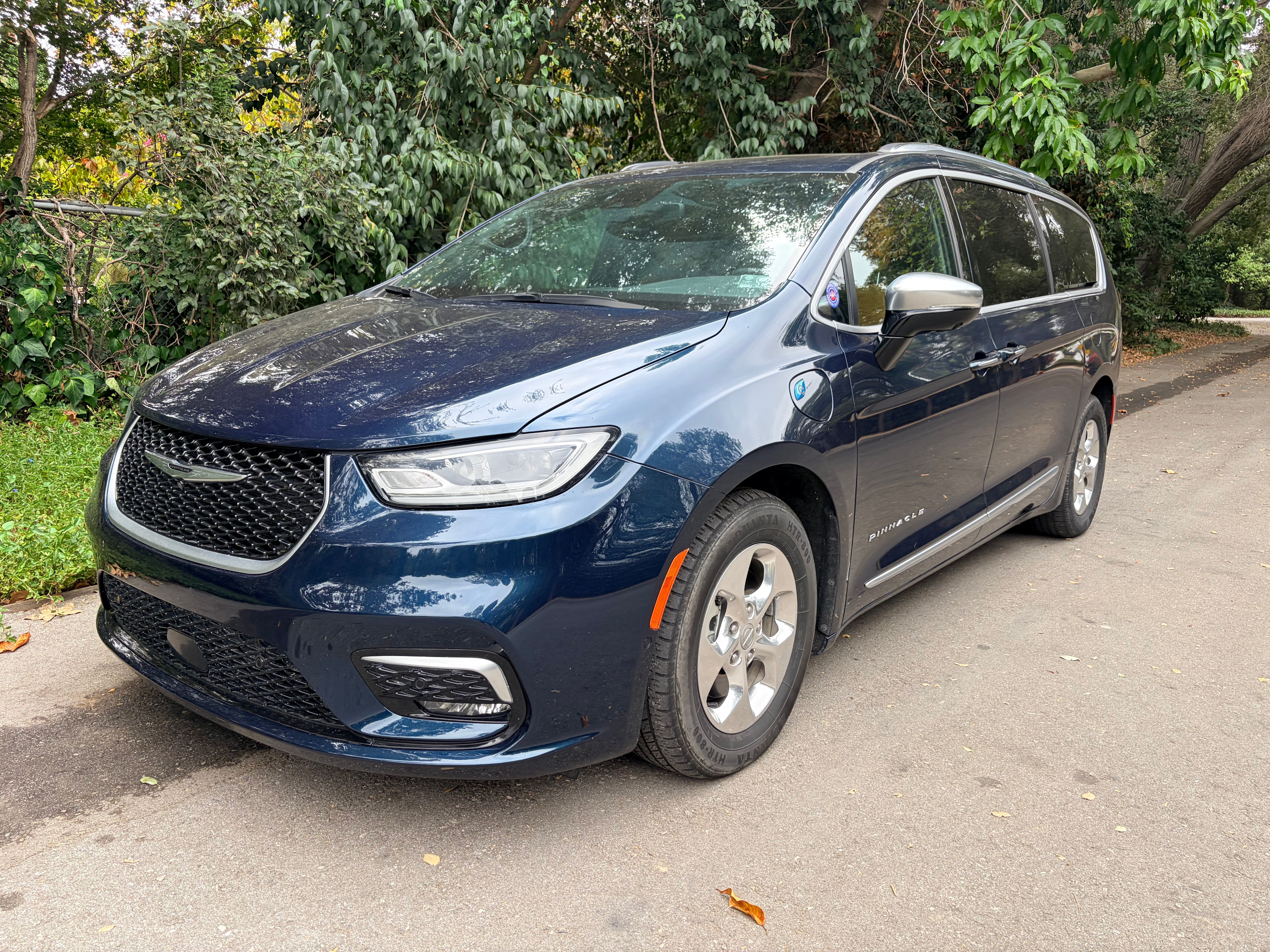 Used 2023 Chrysler Pacifica Pinnacle FWD image 1