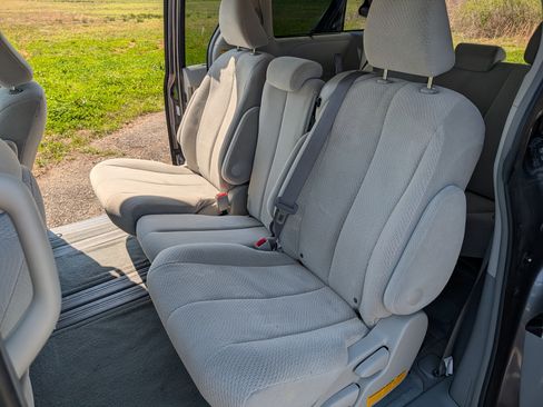 Used 2011 Toyota Sienna LE w/ Towing Pkg image 22