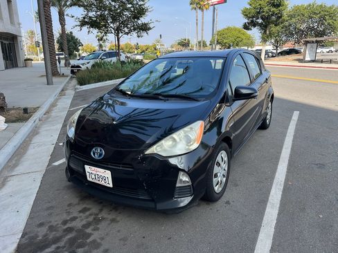Used 2013 Toyota Prius C One image 4