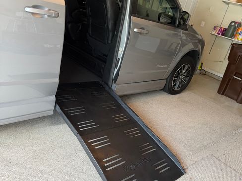Used 2019 Dodge Grand Caravan SXT w/ Blacktop Package FWD image 16