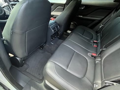 Used 2020 Jaguar F-PACE Premium image 11