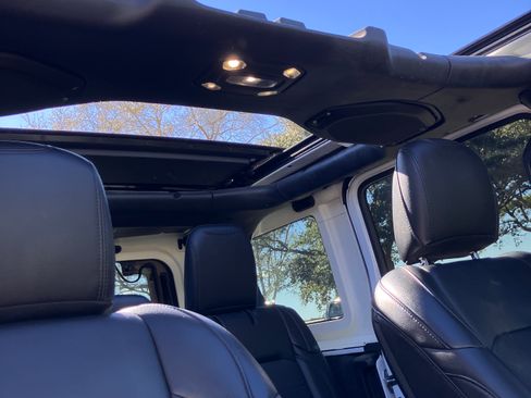 Used 2020 Jeep Wrangler Unlimited Sahara AWD/4WD image 4