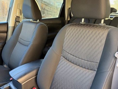 Used 2017 Nissan Rogue SV image 6