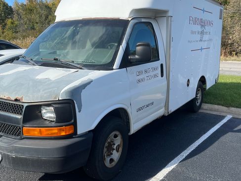 Used 2010 Chevrolet Express 3500 image 4