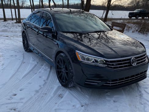 Used 2017 Volkswagen Passat 1.8T R-Line w/ R-Line Lighting Package image 11