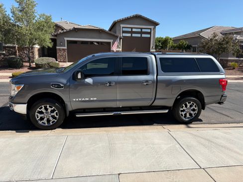 Used 2017 Nissan Titan SV RWD image 1