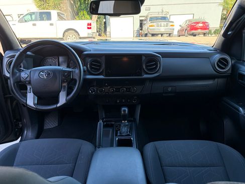 Used 2019 Toyota Tacoma TRD Sport image 11