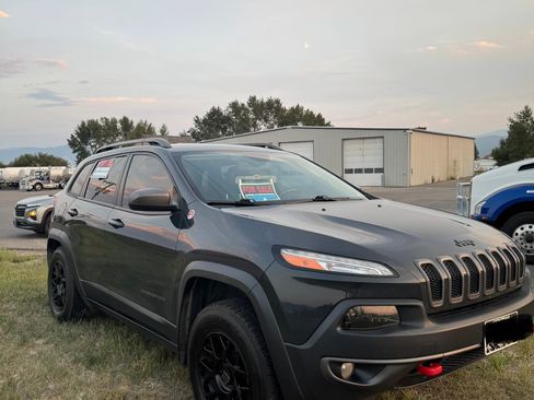 Used 2017 Jeep Cherokee Trailhawk image 2