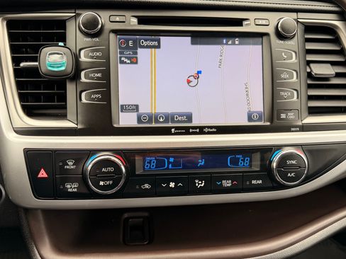 Used 2017 Toyota Highlander XLE image 11