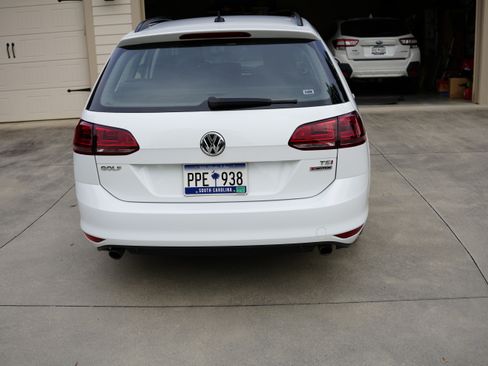 Used 2017 Volkswagen Golf S image 5