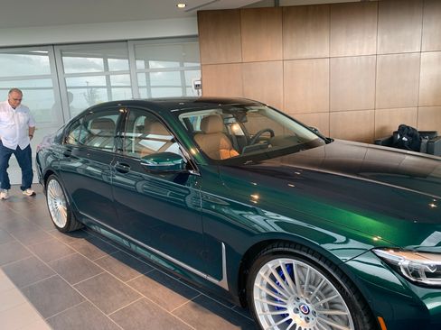 Used 2022 BMW ALPINA B7 xDrive w/ Luxury Rear Seating Package image 5