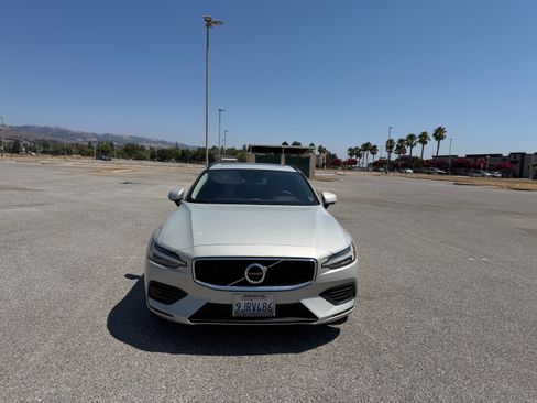 Used 2020 Volvo V60 T5 Momentum w/ Protection Package Premier FWD image 4