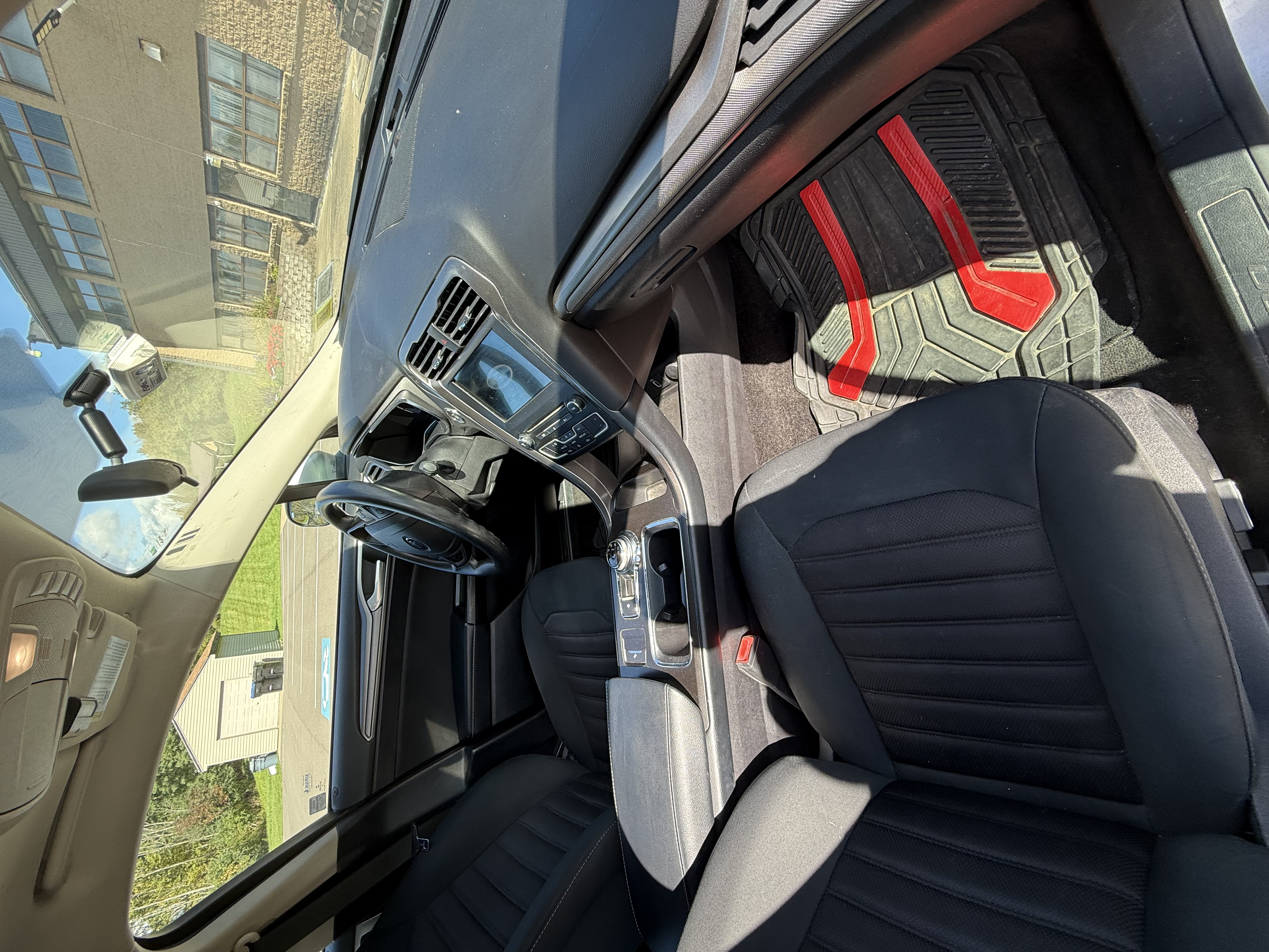 Used 2017 Ford Fusion SE w/ Fusion SE Technology Package FWD image 10