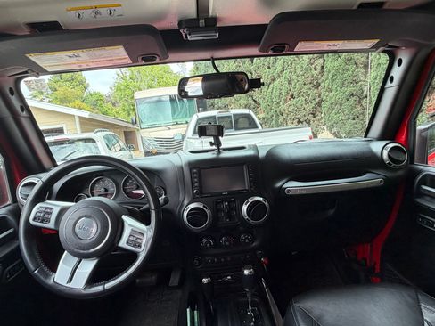 Used 2015 Jeep Wrangler Unlimited Rubicon AWD/4WD image 13