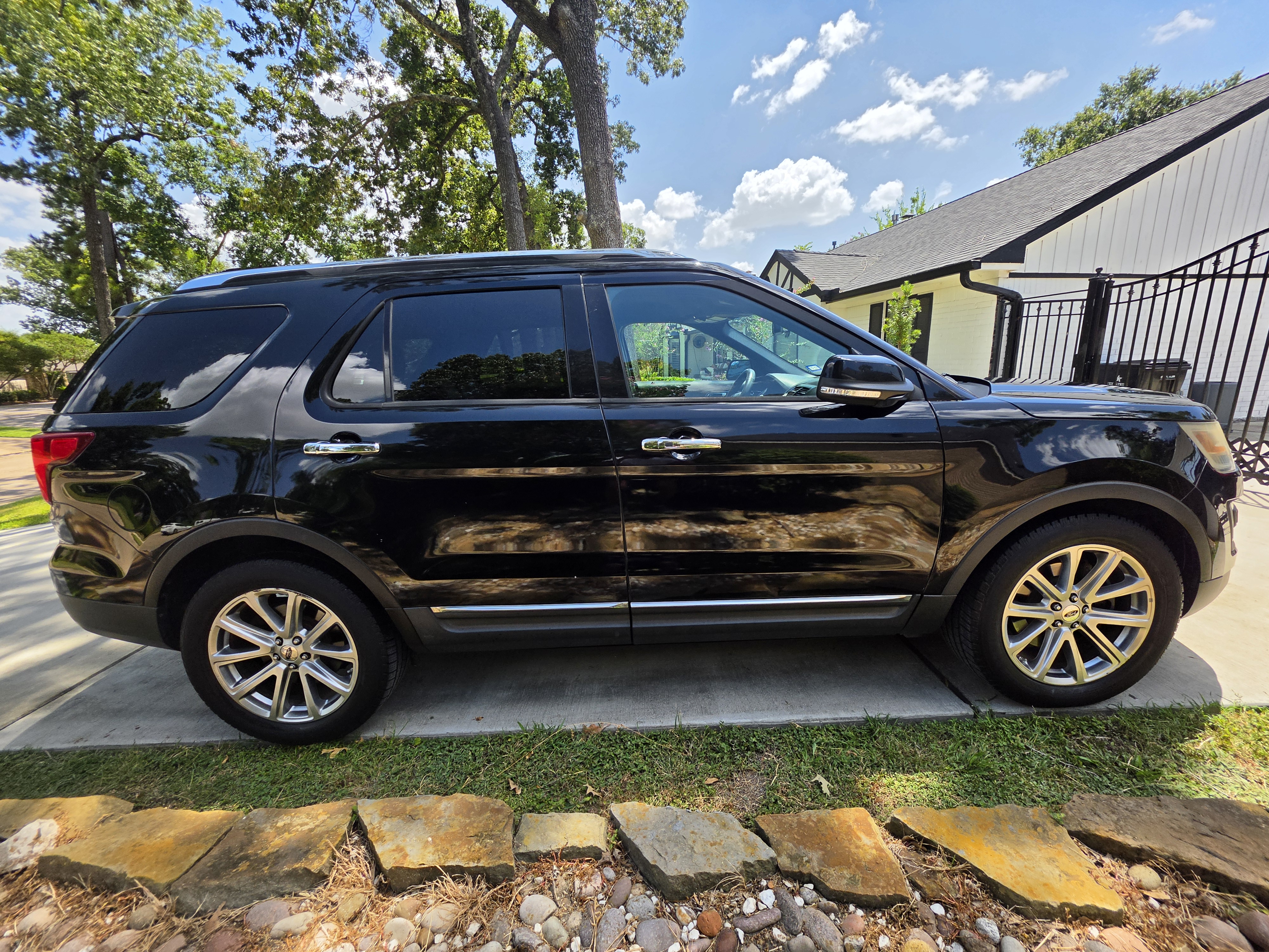 Used 2017 Ford Explorer Limited FWD image 9