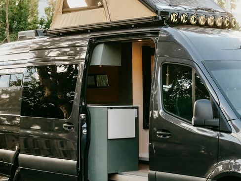 Used 2024 Mercedes-Benz Sprinter 2500 image 2