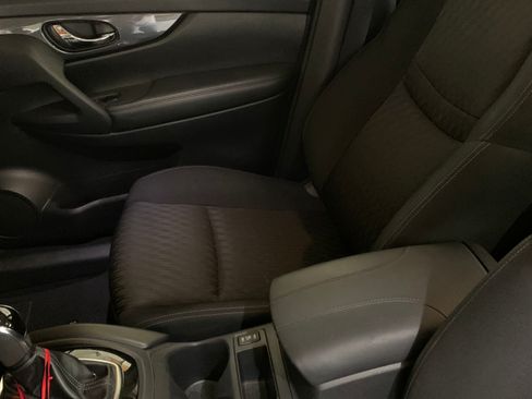 Used 2017 Nissan Rogue SV image 10