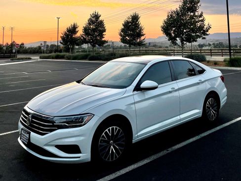 Used 2019 Volkswagen Jetta SE FWD image 1