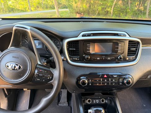 Used 2017 Kia Sorento LX image 8