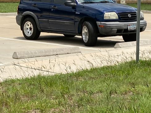 Used 2004 Suzuki Vitara LX Sport Utility 4D image 1