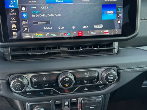 Used 2024 Jeep Wrangler Unlimited Sahara image 12