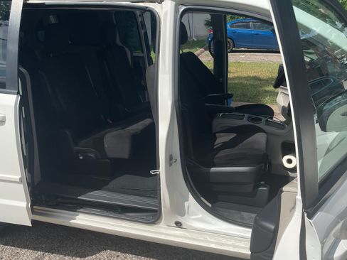 Used 2013 Dodge Grand Caravan SXT w/ Entertainment Group 1 FWD image 8