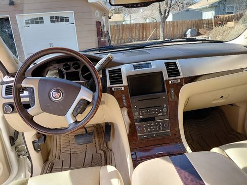 Used 2007 Cadillac Escalade Luxury w/ Information Package image 6