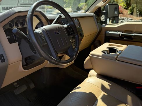 Used 2011 Ford F250 Lariat w/ Lariat Interior Pkg AWD/4WD image 8