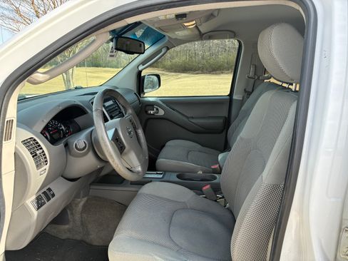 Used 2011 Nissan Frontier SV w/ SV Premium Utility Pkg image 16