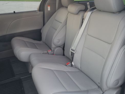 Used 2017 Toyota Sienna XLE FWD image 10