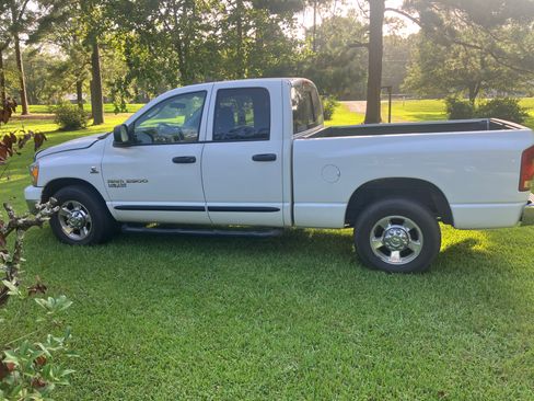 Used 2006 Dodge Ram 2500 Truck SLT RWD image 2