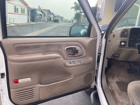 Used 1996 GMC Suburban 2500 image 11