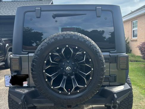 Used 2018 Jeep Wrangler Unlimited Sahara AWD/4WD image 8