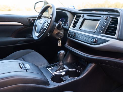 Used 2019 Toyota Highlander LE image 13