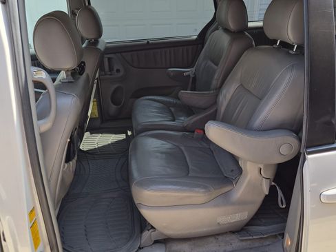 Used 2006 Toyota Sienna XLE w/ XLE Pkg 7 FWD image 11