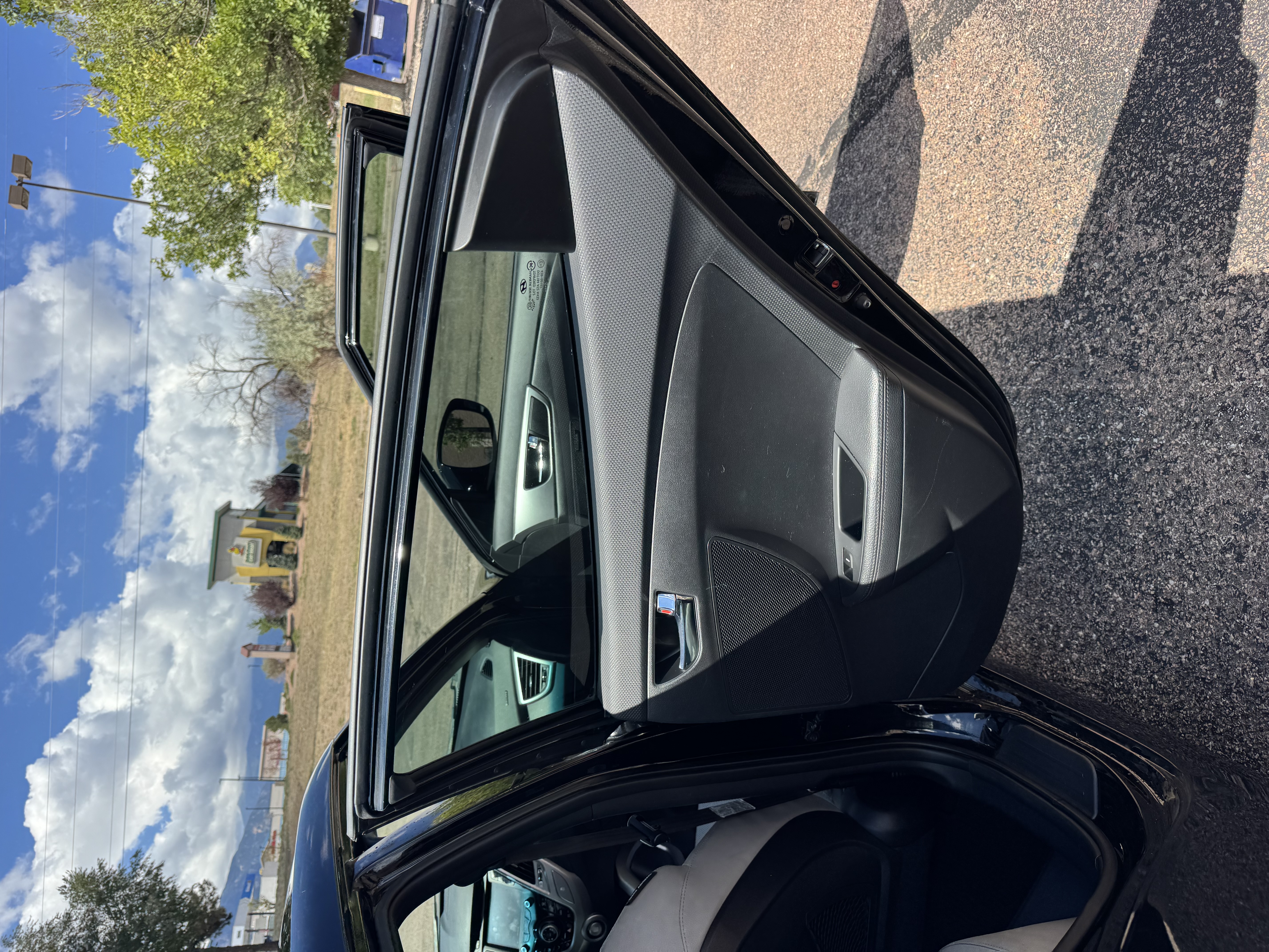 Used 2013 Hyundai Veloster w/ Style Pkg FWD image 11