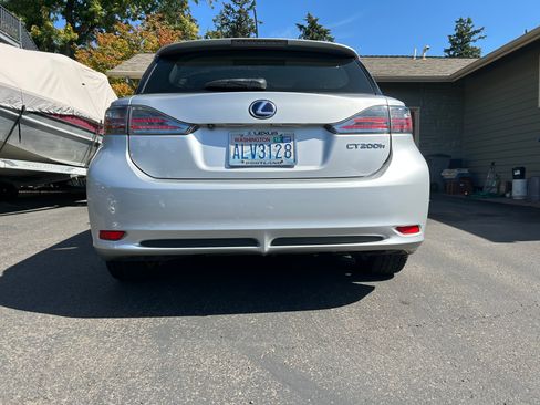 Used 2012 Lexus CT 200h Premium w/ Leather Pkg FWD image 2