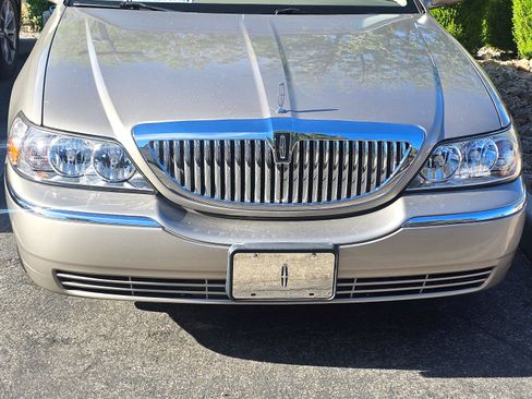 Used 2003 Lincoln Town Car Signature image 1