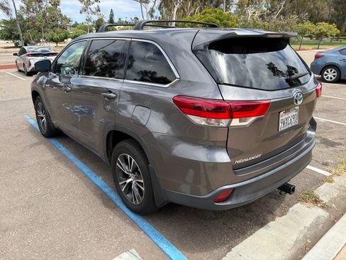 Used 2017 Toyota Highlander LE w/ Carpet Mat Package AWD/4WD image 6
