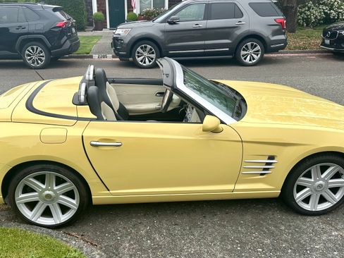 Used 2005 Chrysler Crossfire Limited RWD image 2