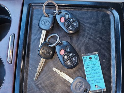 Used 2012 Toyota Sienna XLE image 21