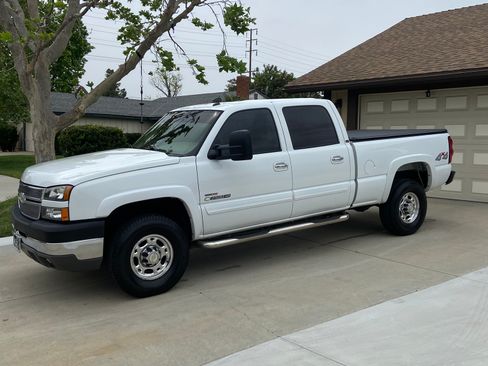 Used 2005 Chevrolet Silverado 2500 LT w/ Heavy-Duty Power Package image 1