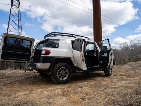 Used 2012 Toyota FJ Cruiser Sport Utility 2D w/ Upgrade Pkg image 13