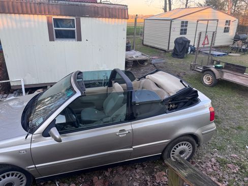 Used 2001 Volkswagen Cabrio GL image 1