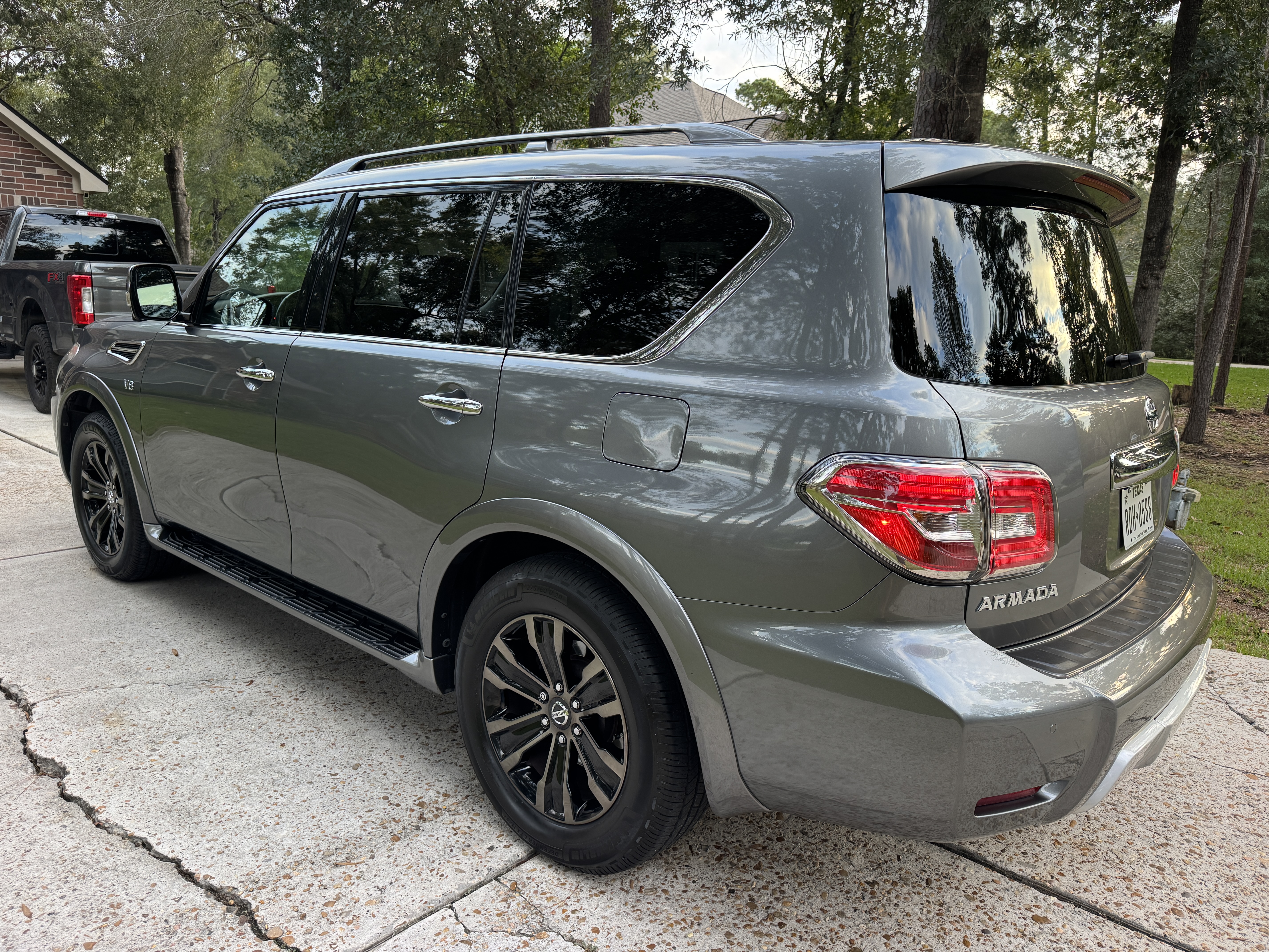 Used 2017 Nissan Armada Platinum w/ Interior Lighting Package RWD image 8